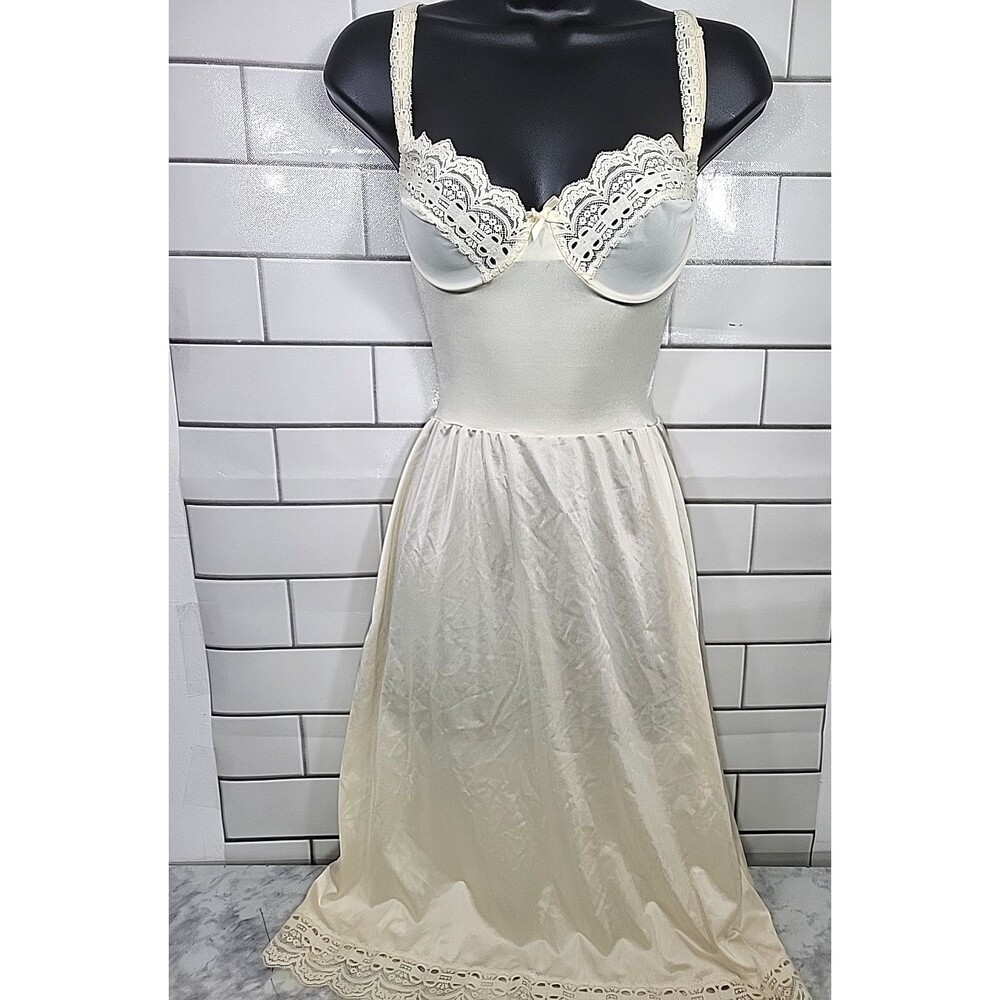 VTG  OLGA Womens 34C BEIGE W/ SIMPLE LACE TRIM FULL SLIP Victorian Romantic